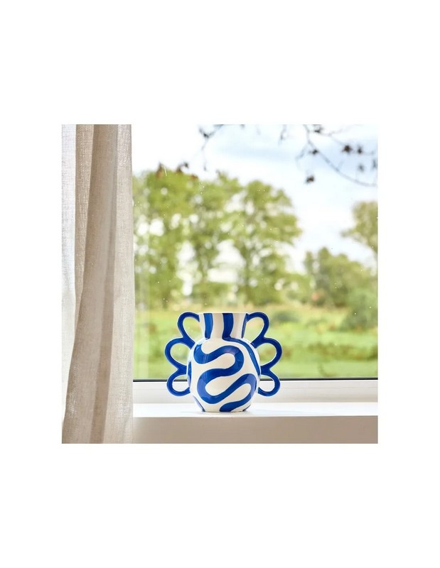 Vaso anfora bianco in ceramica con decoro astratto blu e manici ondulati, dipinto a mano